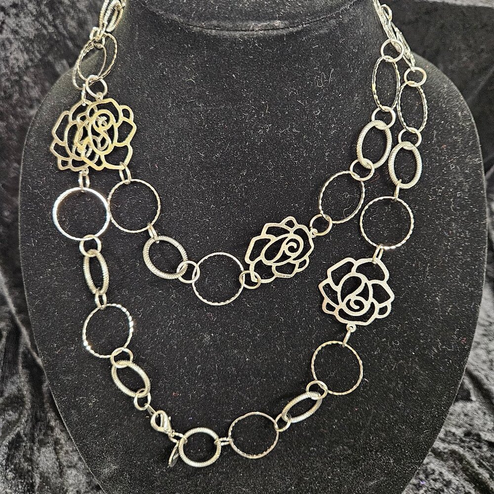 Silver toned 19" necklace with circles / flowers